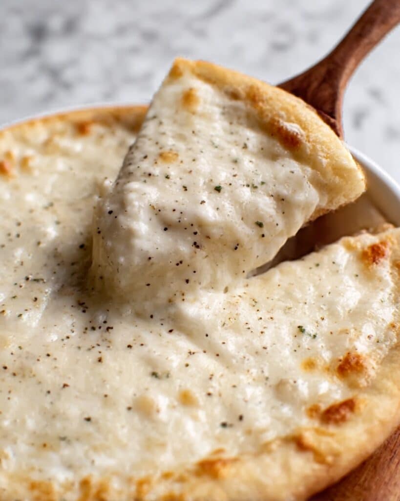 Cheesy White Garlic Sauce Pizza Recipe